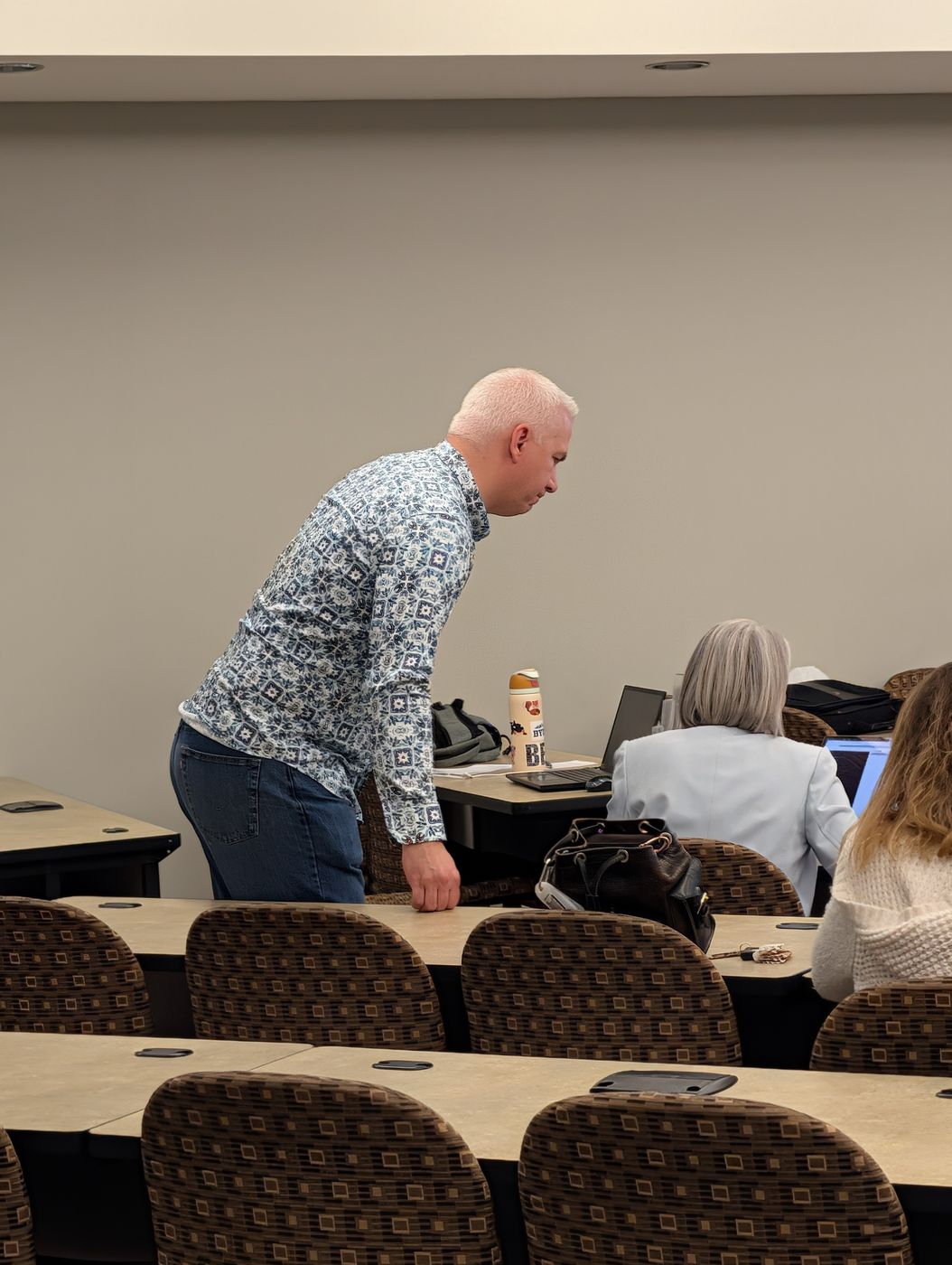 Kevin helping an agent at her laptop